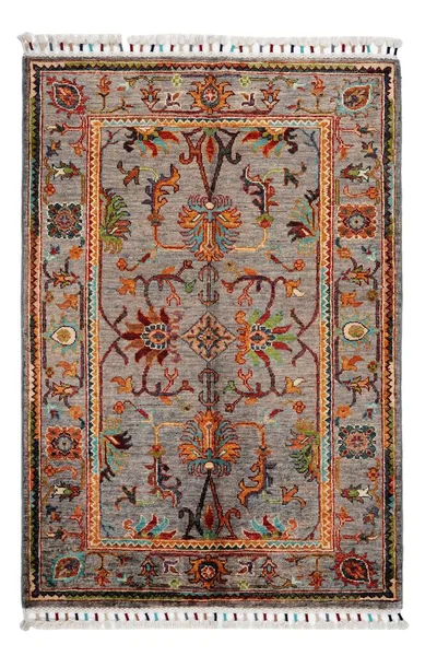 Arka planda el yapımı Afgan halısı var.