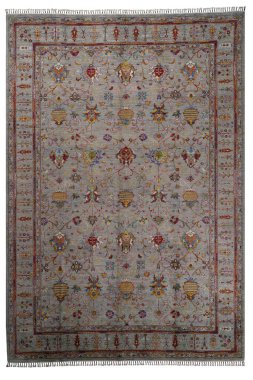 Arka planda el yapımı Afgan halısı var.