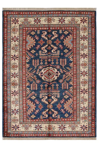 Arka planda el yapımı Afgan halısı var.