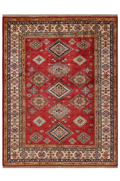 Arka planda el yapımı Afgan halısı var.