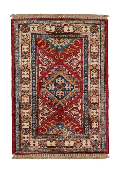 Arka planda el yapımı Afgan halısı var.