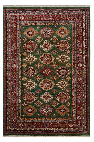 Arka planda el yapımı Afgan halısı var.