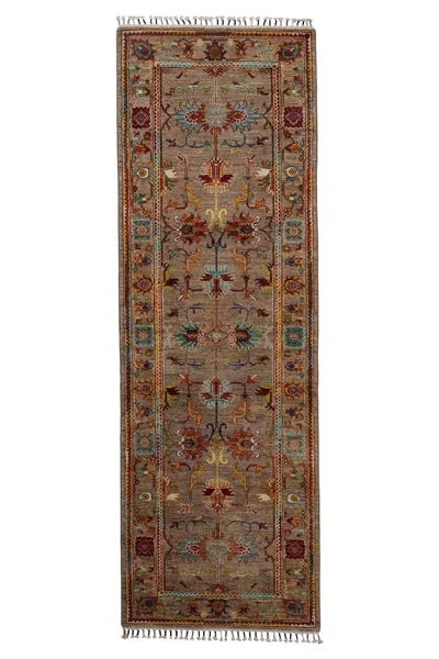 Arka planda el yapımı Afgan halısı var.