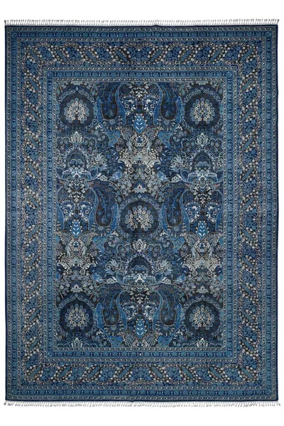 Arka planda el yapımı Afgan halısı var.