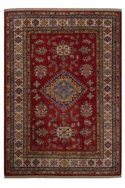 Arka planda el yapımı Afgan halısı var.