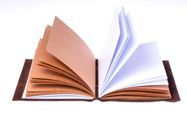 El yapımı deri kaplı defter.