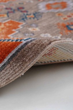 beyaz arkaplanda makine halısı