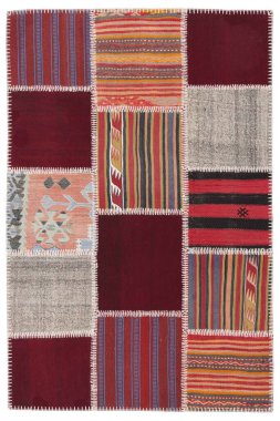 Beyaz arkaplandaki renkli yama işi halı