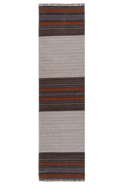 Beyaz zemin üzerinde klasik desenli makine koşucu halısı