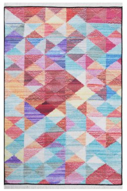 Beyaz arka planda klasik desenli makine halısı.