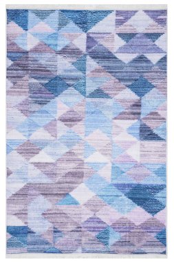 Beyaz arka planda klasik desenli makine halısı.