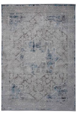 Beyaz arka planda klasik desenli makine halısı.