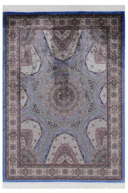 Beyaz arka planda klasik desenli makine halısı.