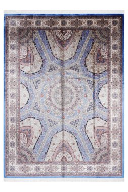 Beyaz arka planda klasik desenli makine halısı.