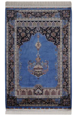 Beyaz arka planda klasik desenli makine halısı.