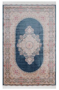 Beyaz arka planda klasik desenli makine halısı.