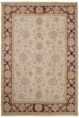 Beyaz arka planda klasik desenli makine halısı.