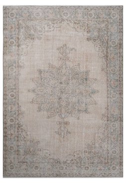 Beyaz arka planda klasik desenli makine halısı.