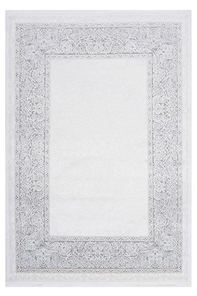 Beyaz arka planda klasik desenli makine halısı.