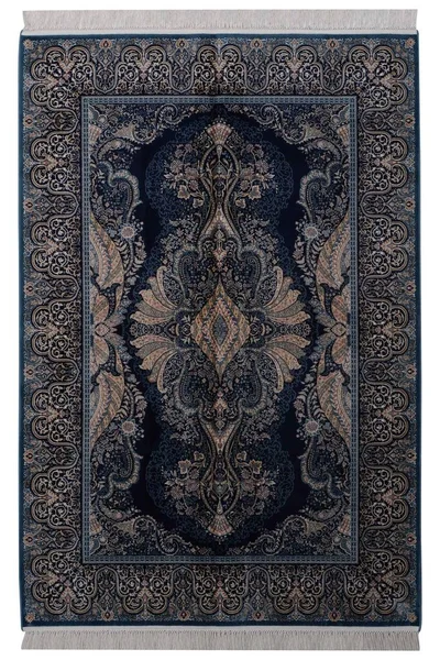 Beyaz arka planda klasik desenli makine halısı.