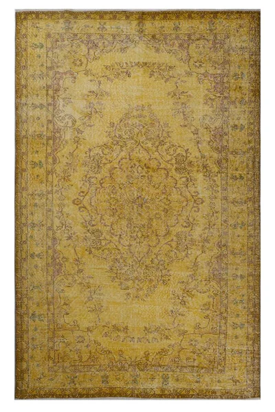 Beyaz arka planda klasik desenli makine halısı.