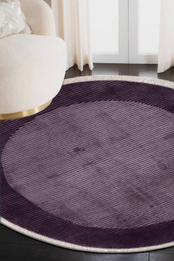 Model oluşturmak için halı kaplı oda resmi