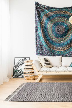 Model oluşturmak için halı kaplı oda resmi