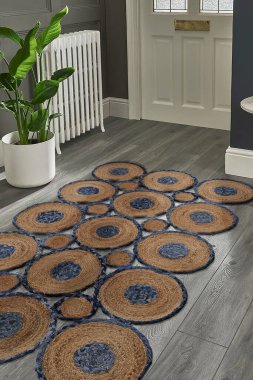 Model oluşturmak için halı kaplı oda resmi