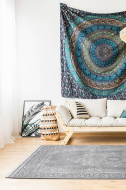 Model oluşturmak için halı kaplı oda resmi