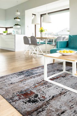 Model oluşturmak için halı kaplı oda resmi