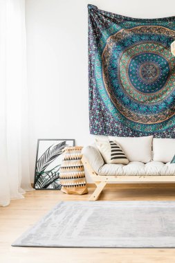Oryantal aksesuarları ile dekore edilmiş rahat modern oturma odası