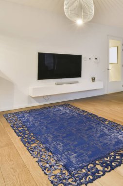 Harika bir oturma odası, büyük siyah kanepesi ve bej halısı var.