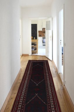 Model oluşturmak için halı kaplı oda resmi