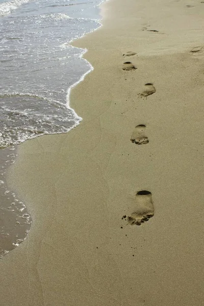 Sahilde ayak izleri..