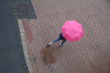 Yağmurda şemsiyeyle.