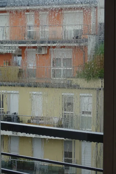 Pencereden yağmur yağıyor.