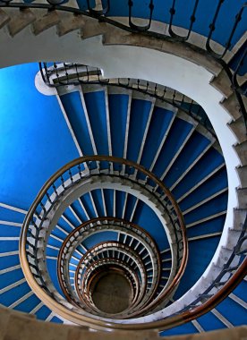 Mavi spiral merdiven, Budapeşte girişi, şehir merkezinde..