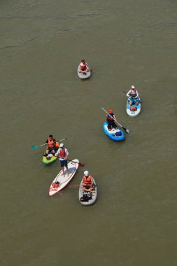 SUP panolarındaki bir grup insan, yukarıdan en iyi görünüm..