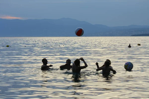 Kumsal, gün batımı, grup oyunu.