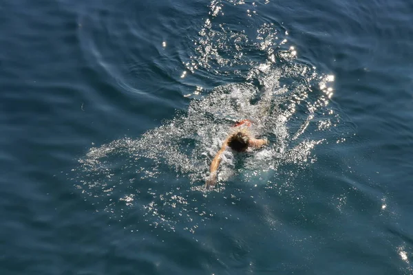 Kumsal, yüzme, banyo, su sıçratma.