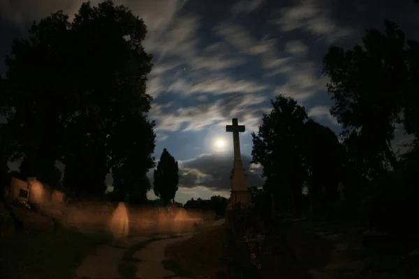 Cemitério Com Fantasmas Com Fantasmas Noitedurante Lua Cheia — Fotografia de Stock
