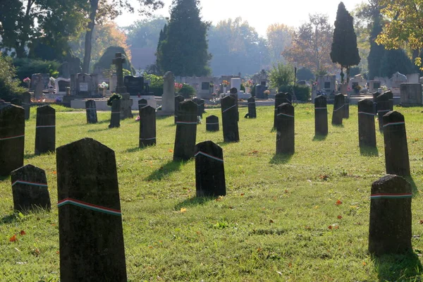 Birçok anıtı olan bir askeri mezarlık..