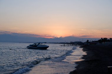 Sahilde gün batımı, tekne, deniz, okyanus, güneş