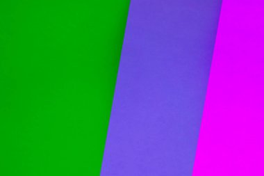 Üç katlı yaratıcı kapak tasarımı yaratmak için koyu ve açık pembe mor tonları içeren soyut arkaplan