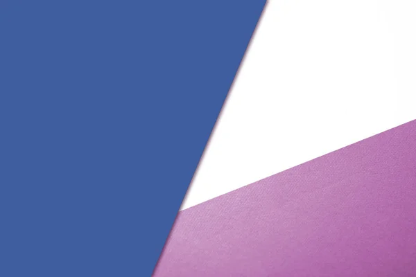교차하는 분홍빛 흰색의 새파란 종이의 색조를 텍스처화하여 디자인을 삼각형 모양을 — 스톡 사진