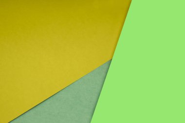 Düz kağıt sayfası, arka planda üst açıdan açık bir kitap gibi duruyor.