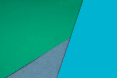 Koyu ve açık, düz ve desenli sarı kahverengi kağıtların gölgeleri arka plan çizgileri kesişerek üçgen şeklini oluşturur.