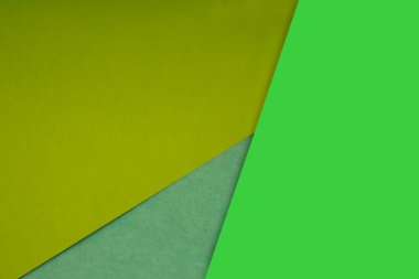 Koyu ve açık, düz ve desenli sarı kahverengi kağıtların gölgeleri arka plan çizgileri kesişerek üçgen şeklini oluşturur.