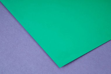 Düz kağıt sayfası, arka planda üst açıdan açık bir kitap gibi duruyor.