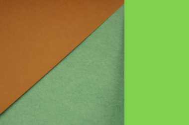 Yaratıcı kapak tasarımı için iki üçgen ve dikey boş dikdörtgen oluşturan desenli ve düz kağıtlar